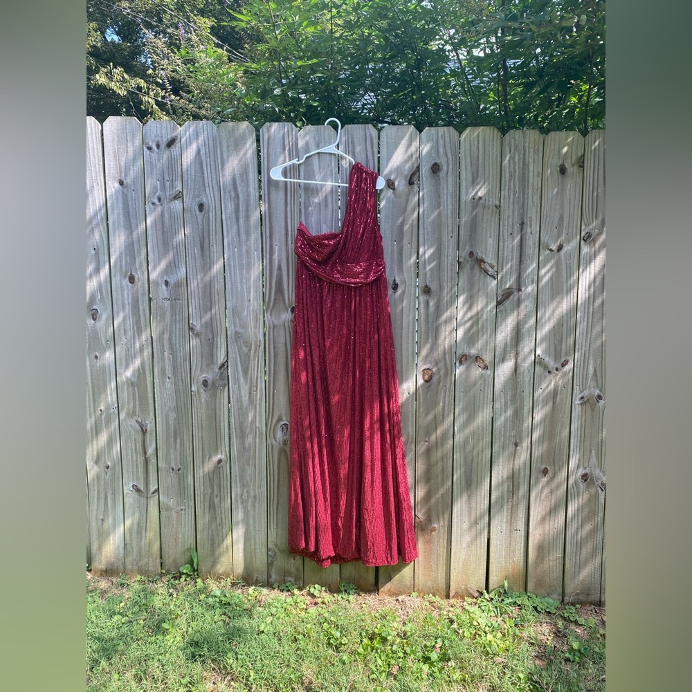 Giffniseti Sequined Burgundy Party Dress